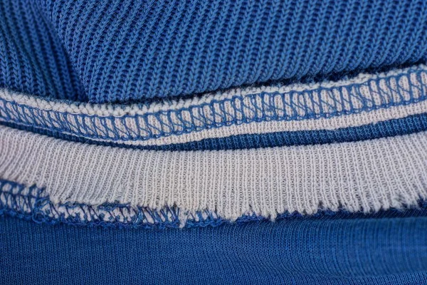 Dikiş Kumaşının Renkli Dokusu Mavi Elbiselerin Üzerindeki Beyaz Yırtık Şerit — Stok fotoğraf
