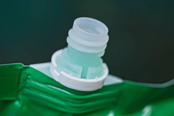 Cuello Una Bolsa Plástico Verde Con Una Botella Champú —  Fotos de Stock