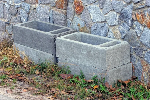 Vier Grijze Schuimblokken Staan Het Gras Grond Tegen Een Stenen — Stockfoto