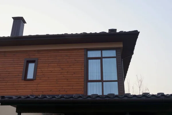 Großes Fenster Einer Braunen Hölzernen Dachbodenwand Vor Grauem Himmel — Stockfoto
