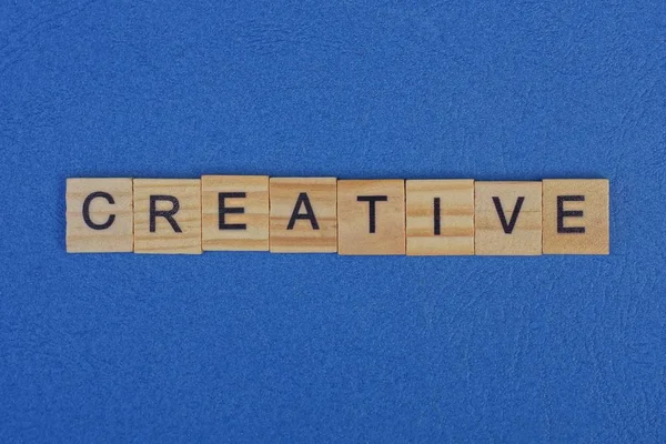 Mot Créatif Fait Lettres Bois Reposent Sur Une Table Bleue — Photo