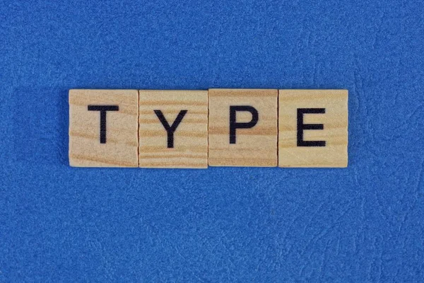 木製の文字で作られた単語タイプは青いテーブルの上にあります — ストック写真