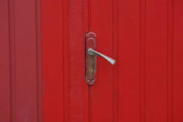 Grå Dörrhandtag Röd Metalldörr Vägg — Stockfoto