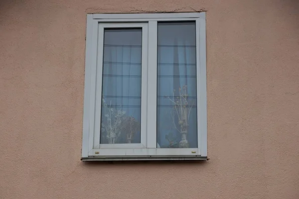 Ein Großes Weißes Fenster Einer Braunen Wand — Stockfoto
