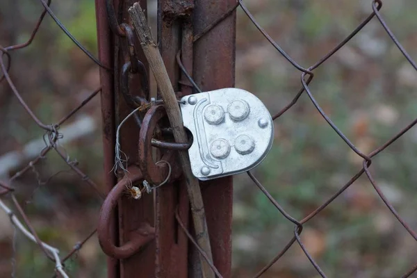 Candado Gris Una Puerta Hierro Marrón Con Una Malla Metálica — Foto de Stock