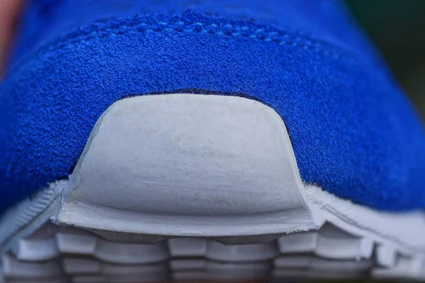 Πλαστικό Λευκό Toe Στη Σόλα Ενός Μπλε Suede Sneaker — Φωτογραφία Αρχείου