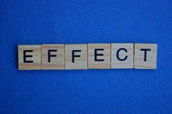 Slovní Efekt Hnědých Dřevěných Písmen Leží Modrém Stole — Stock fotografie
