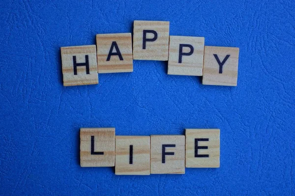 Fráze Šťastný Život Hnědých Dřevěných Písmen Leží Modrém Stole — Stock fotografie