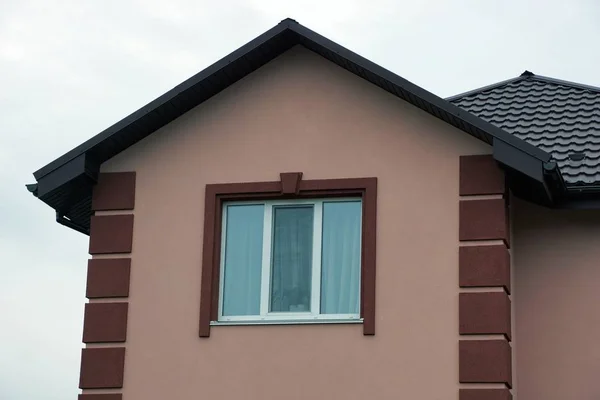Fassade Eines Privaten Braunen Hauses Mit Einem Fenster Dachgeschoss Gegen — Stockfoto