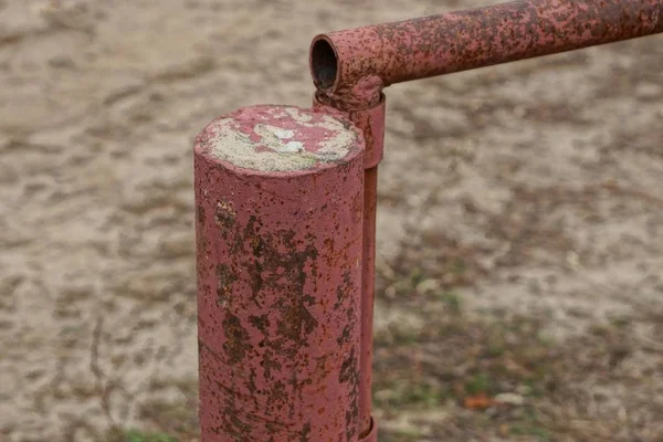 Marrom Enferrujado Velho Pilar Tubo Uma Barreira Rua — Fotografia de Stock