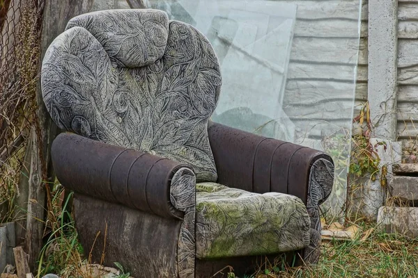 Jedna Stará Špinavá Židle Stojí Venku Trávě Zdi — Stock fotografie
