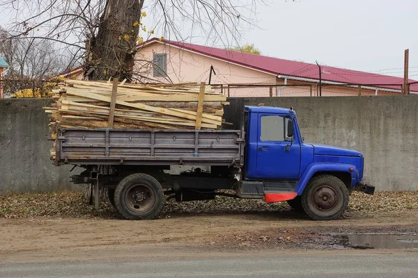 Стара Вантажівка Дровами Стоїть Дорозі — стокове фото