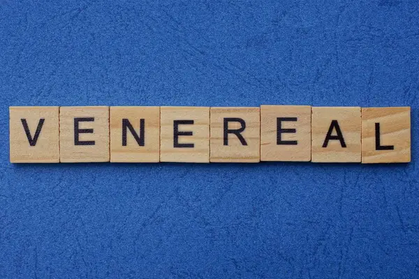 Venereal Palavra Feita Letras Madeira Marrom Encontra Uma Mesa Azul — Fotografia de Stock