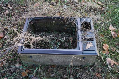 Kuru otlarla kaplanmış eski bir televizyonun çöpleri.