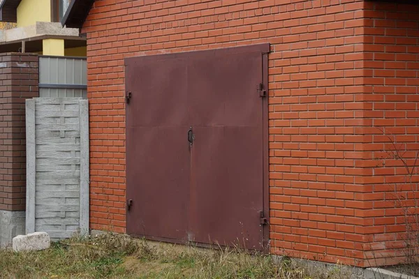 Closed Iron Brown Gate Brick Wall Garage — Stock Photo, Image