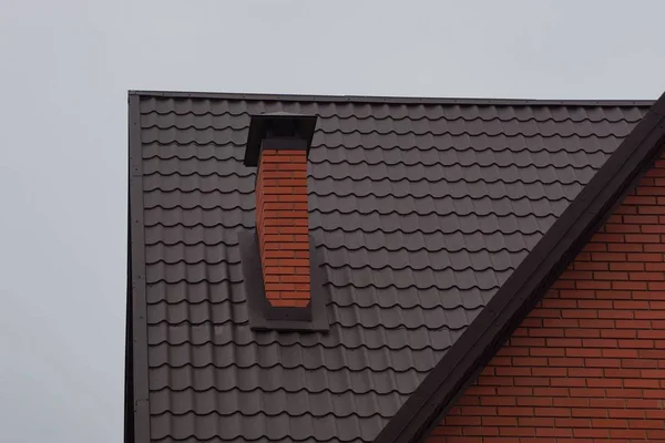 Grote Stenen Schoorsteen Het Bruine Betegelde Dak Van Een Particulier — Stockfoto