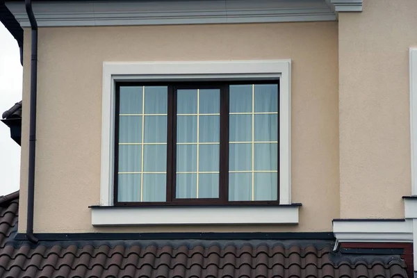 家の灰色の壁に茶色の窓が一つ — ストック写真