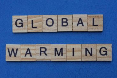 Küresel ısınma tabiri gri ahşap harflerden yapılmıştır.