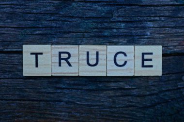 Kelime ateşkesi kahverengi ahşap harflerden yapılır gri bir arka planda yatar