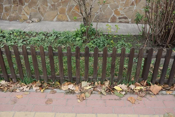 Hosszú Kis Dekoratív Kerítés Barna Deszkákból Járdán — Stock Fotó