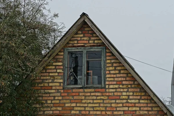 Gevel Van Een Bruin Bakstenen Huis Met Een Zolder Een — Stockfoto