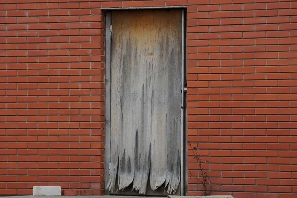 Velha Porta Madeira Cinza Uma Parede Tijolo Marrom Uma Casa — Fotografia de Stock