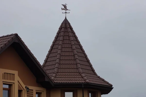 Kahverengi Kule Gri Gökyüzüne Bakan Pencereli Özel Bir Evin Çatısındaki — Stok fotoğraf