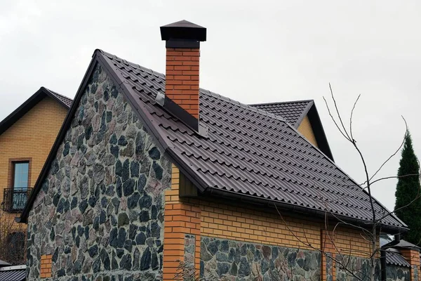 Parte Casa Uma Parede Pedra Telhado Azulejos Marrom Uma Chaminé — Fotografia de Stock