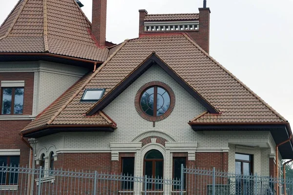 Hausfassade Mit Fenstern Unter Braunem Ziegeldach Gegen Den Himmel — Stockfoto