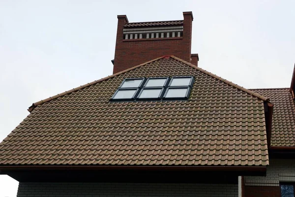 Techo Baldosas Marrón Con Ventanas Chimenea Ladrillo Contra Cielo Gris — Foto de Stock