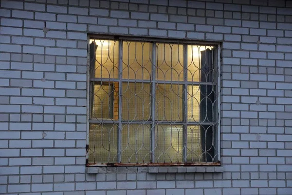 Gelbes Licht Einem Großen Fenster Hinter Einer Eisenstange Einer Grauen — Stockfoto