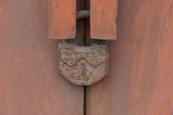 Μια Μεγάλη Σκουριασμένη Σιδερένια Κλειδαριά Κρεμασμένη Μια Καφέ Μεταλλική Πύλη — Φωτογραφία Αρχείου