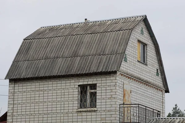 Casa Tijolo Privada Branca Com Janelas Sob Telhado Ardósia Cinza — Fotografia de Stock