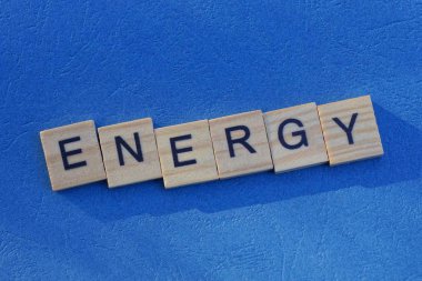 Kelime enerjisi gri ahşap harflerden yapılır mavi bir arka planda yatar