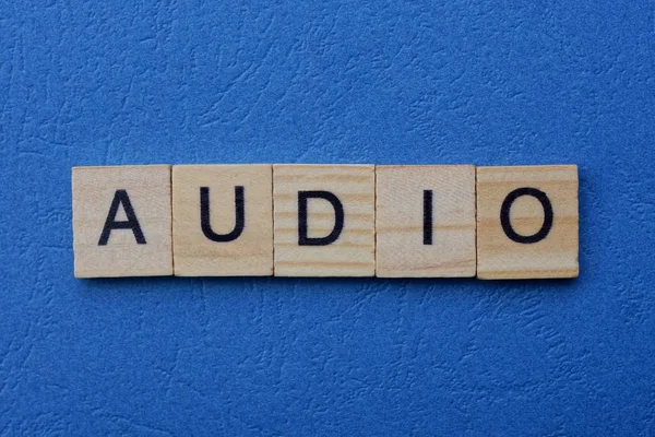 Palavra Áudio Feito Letras Madeira Cinza Encontra Fundo Azul — Fotografia de Stock