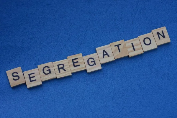 Woord Segregatie Gemaakt Van Houten Letters Ligt Een Blauwe Tafel — Stockfoto