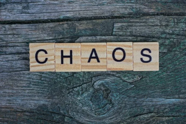 Woord Chaos Gemaakt Van Houten Letters Ligt Een Grijze Tafel — Stockfoto
