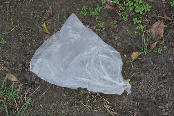 Basura Una Bolsa Plástico Encuentra Tierra Gris Hierba Verde —  Fotos de Stock