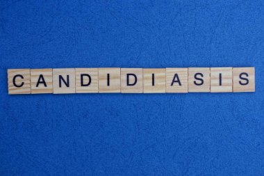 Kelime Kanada ahşap gri harflerden yapılmıştır mavi bir arka planda yatar