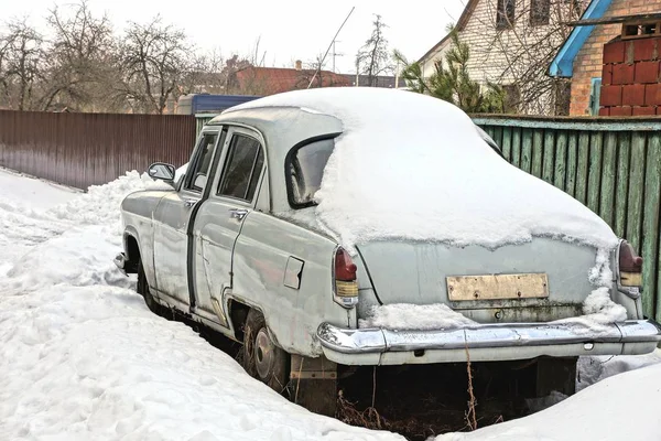 Один Ретро Автомобіль Сірому Кольорі Під Снігоходом Снігу Вулиці — стокове фото