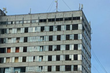 Betondan ve pencerelerden yapılmış eski gri beton evin bir parçası.