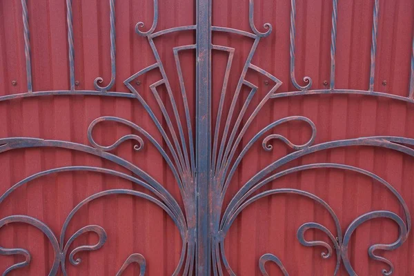 Черно Красная Текстура Металла Выкованная Узор Воротах — стоковое фото