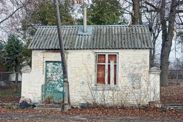 Old Abandoned White Brick House Gray Slate Roof Rural Street — Stock Photo, Image