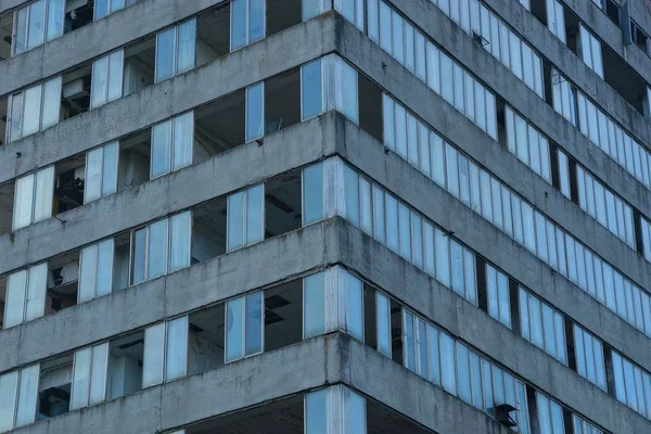 Grijze Textuur Van Een Oude Muur Gebroken Ramen Van Een — Stockfoto