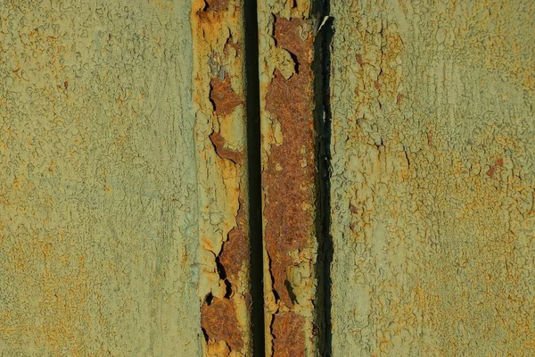 Textura Verde Uma Parede Ferro Velho Com Uma Costura Enferrujada — Fotografia de Stock