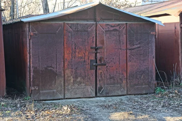 Stary Brązowy Garaż Zamkniętymi Bramami Ulicy — Zdjęcie stockowe