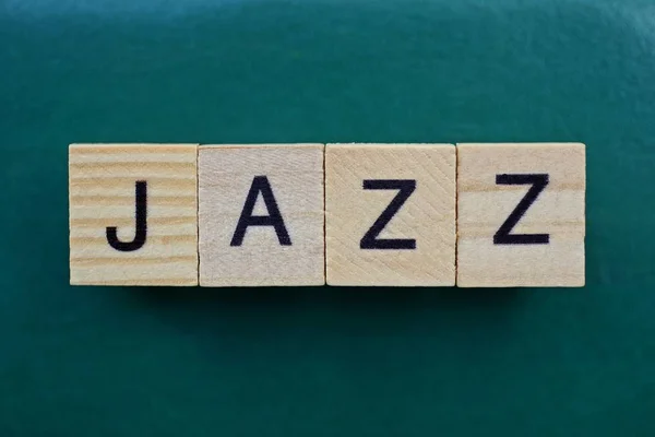 Word Jazz Aus Grauen Holzbuchstaben Liegt Auf Grünem Hintergrund — Stockfoto