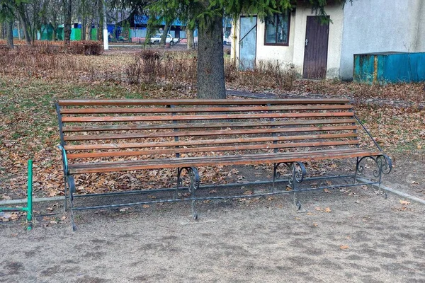 Een Bruine Houten Bank Staat Een Steegje Een Herfstpark — Stockfoto