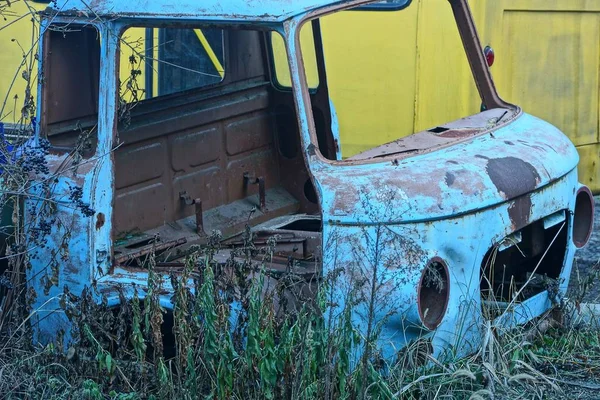 Ancienne Cabine Bleue Une Voiture Démontée Dans Une Végétation Verte — Photo