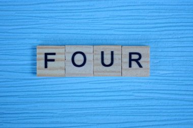  Kelime dört açık mavi kağıt arka planda küçük gri ahşap harflerden yapılır.